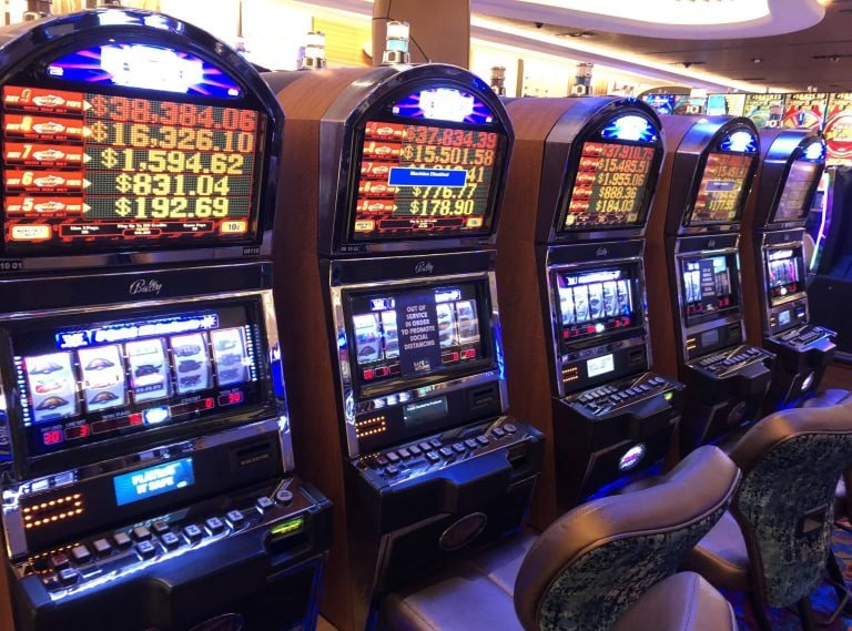 Người dùng Việt Nam chơi slot online trên điện thoại qua sảnh game gi8